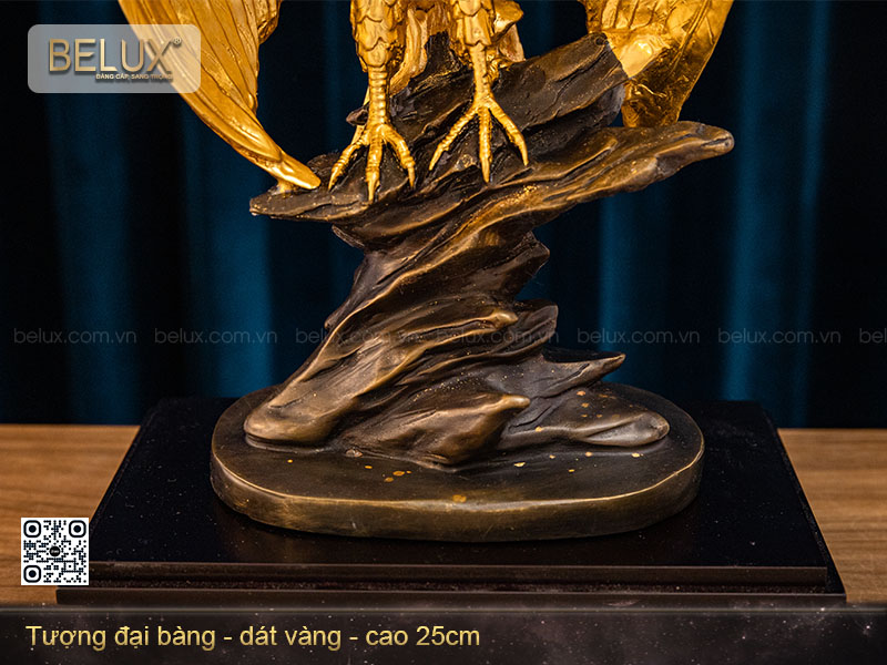 Tượng đại bàng tung cánh dát vàng cao 25cm mẫu 3